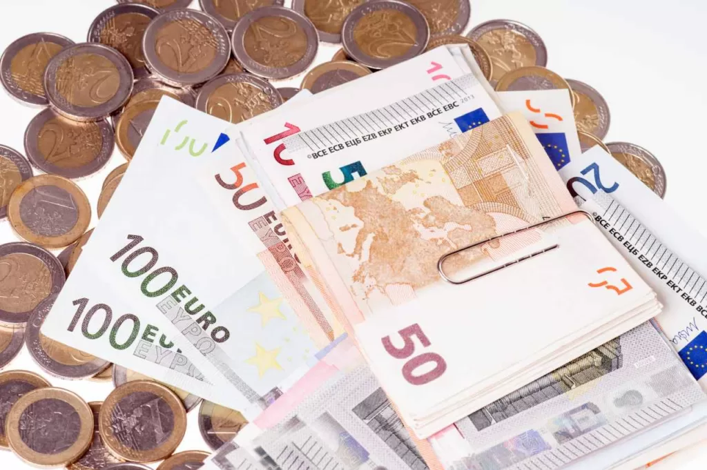 Hvem betaler lønn under permittering (Forklart!) forklaring